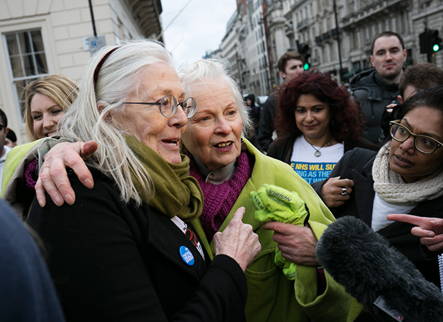 Вивьен Вествуд протестует в поддержку молодых врачей