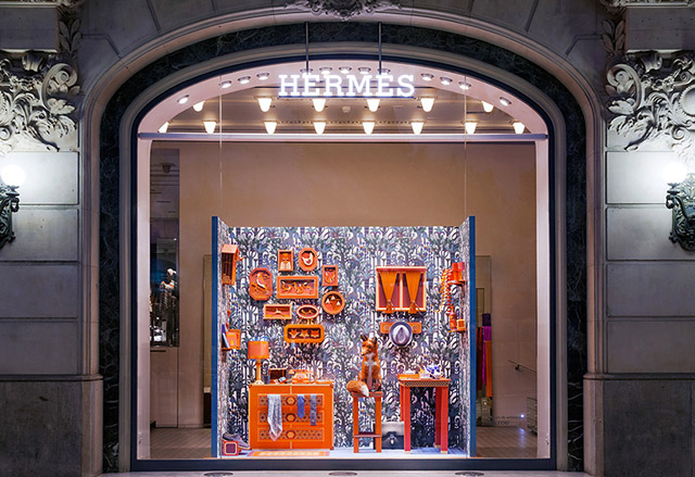 Лисья нора: новая витрина бутика Hermès в Барселоне