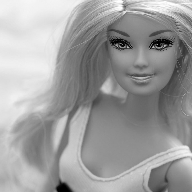 Стандарты красоты: как любимая кукла Barbie стала источником комплексов
