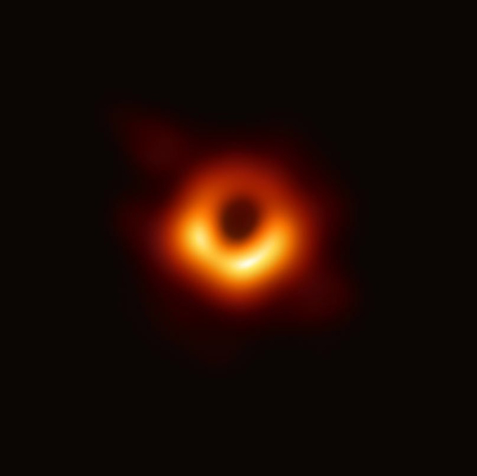Опубликована первая в истории фотография чёрной дыры