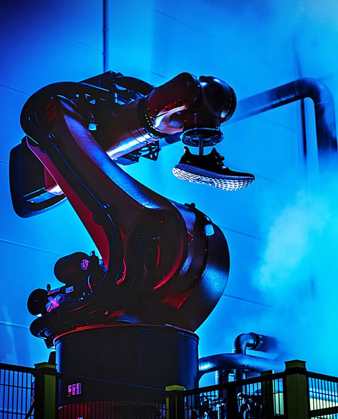 adidas закрывает роботизированные фабрики по производству кроссовок