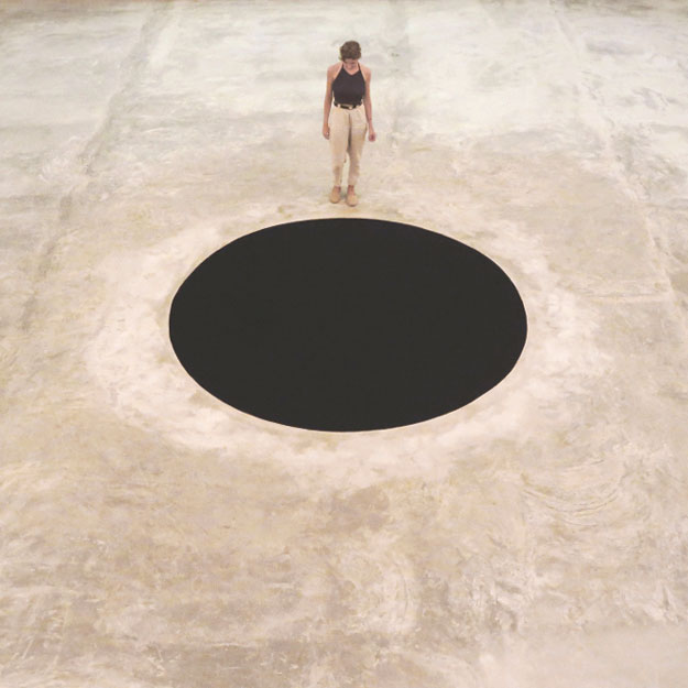 Посетитель выставки провалился в инсталляцию Аниша Капура