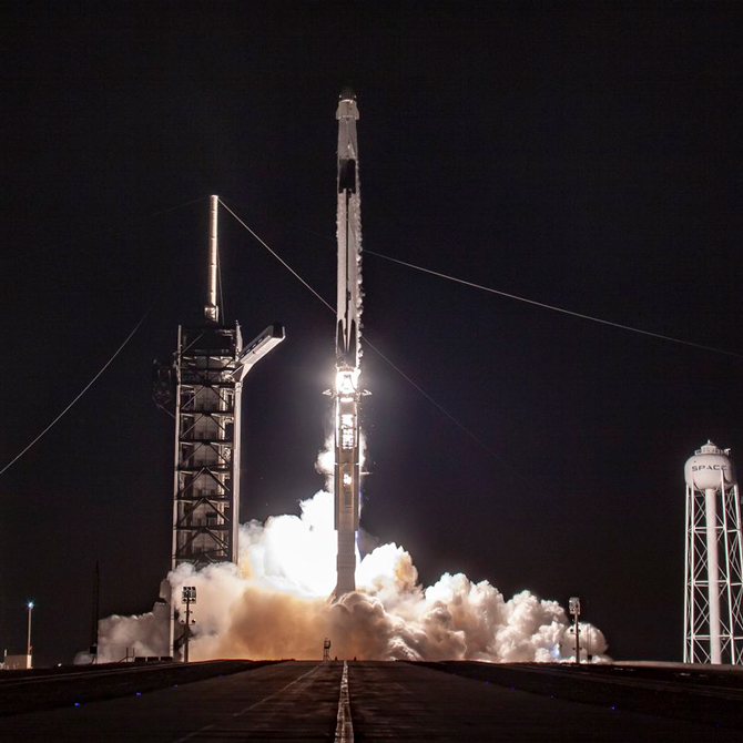 Space X запустила к МКС пилотируемую версию первого частного космического корабля