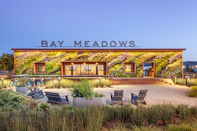 Цветочный фасад Bay Meadows Welcome Center