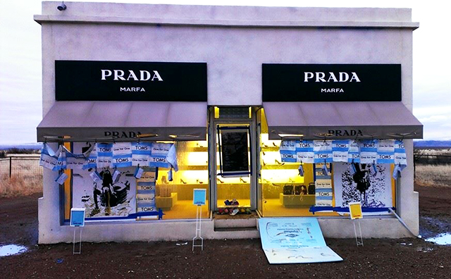 Инсталляция Prada Marfa снова подверглась атаке