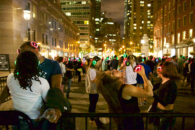 Танцующие в тишине: самые модные вечеринки Нью-Йорка