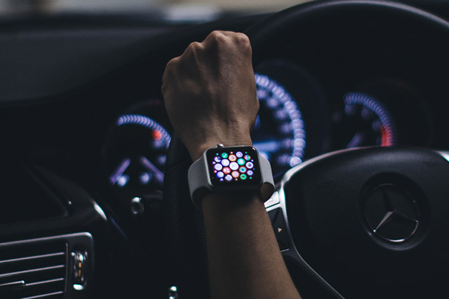 Ремешок Reserve Strap может заряжать Apple Watch через скрытый порт