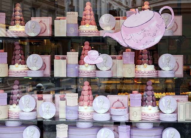 Пирожные-макарон Ladurée теперь и в России