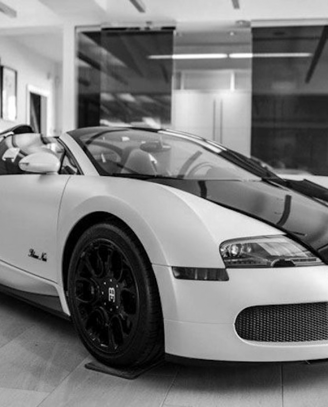 Bugatti Veyron в черно-белом исполнении