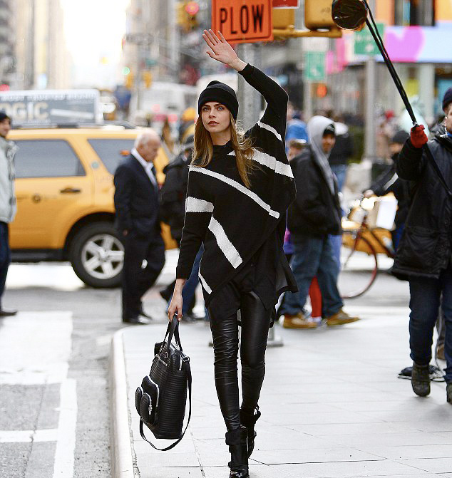 Кара Делевинь на съемках рекламы DKNY