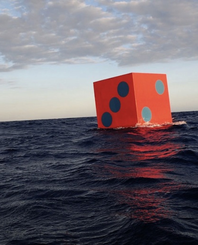 Игральные кости посреди океана