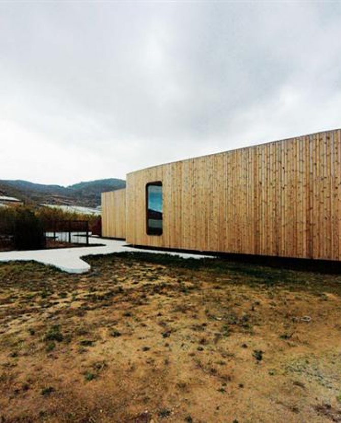 Многофункциональный павильон в испанской степи