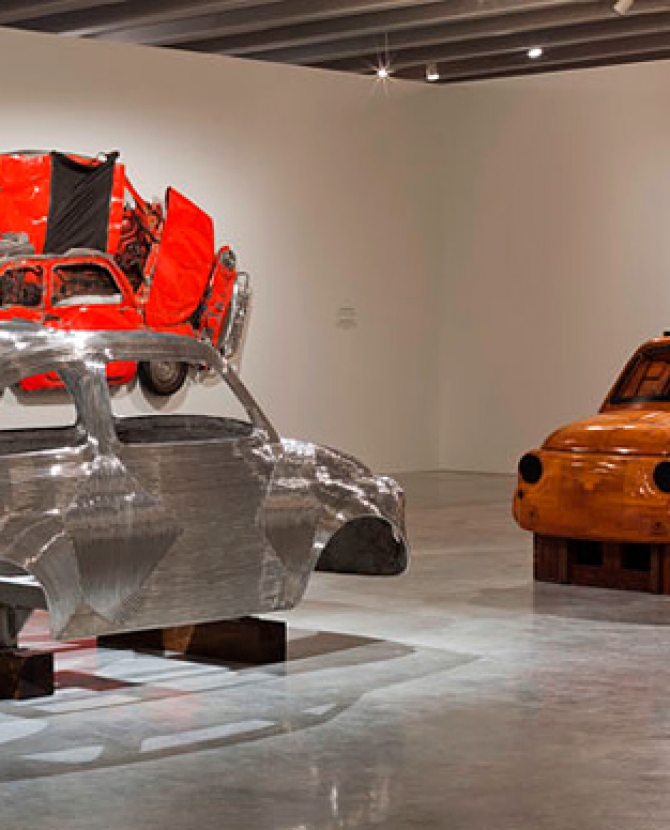 Раздавленные автомобили на выставке Рона Арада