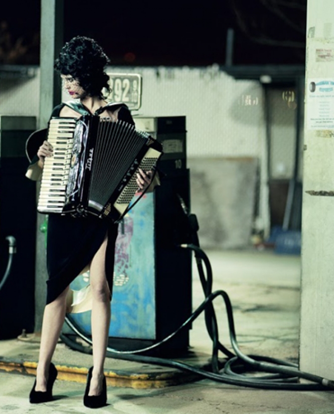 Знаковые вещи весны: меховая обувь Céline