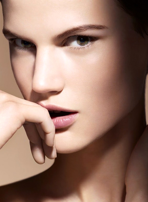 Саския де Брау в рекламе тональных средств Giorgio Armani