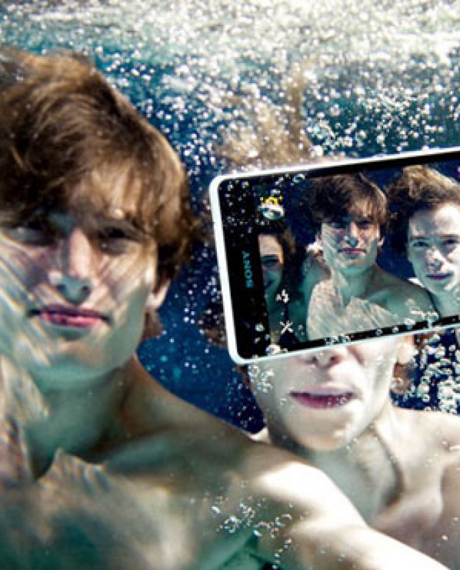 Sony представляет смартфон Xperia ZR Waterproof