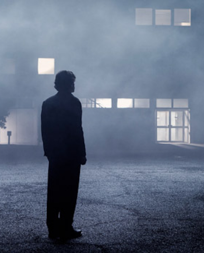 Джесси Айзенберг и Мия Васиковска в \"Двойнике\"