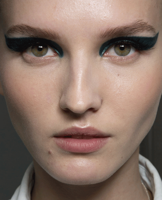 Красота в деталях: образы с показа Atelier Versace