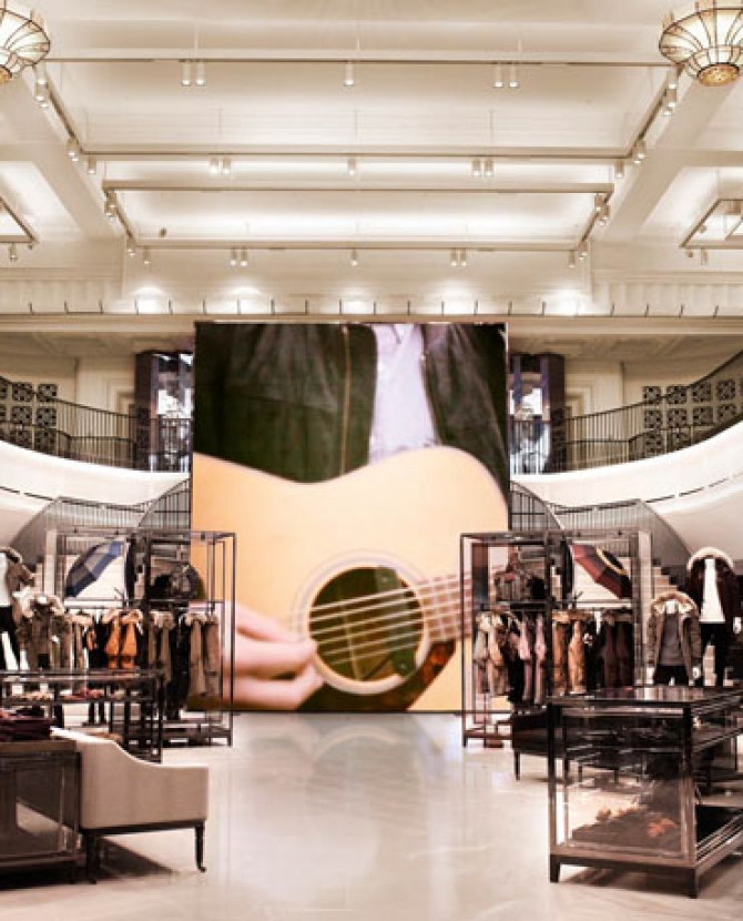 Самый большой бутик Burberry