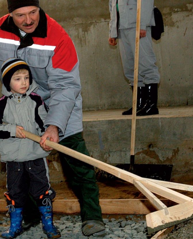 Лукашенко отправил сына в село