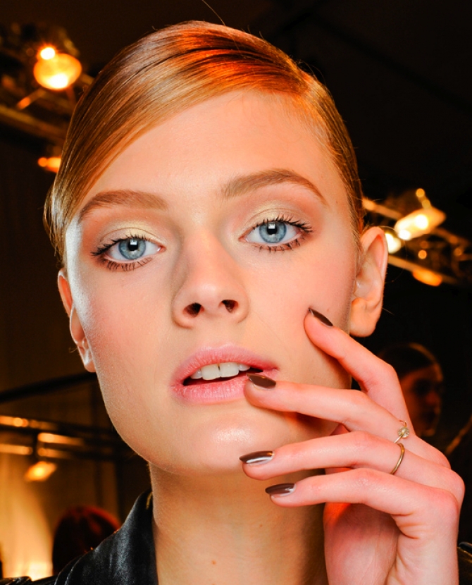 Маникюр в цвет наряда