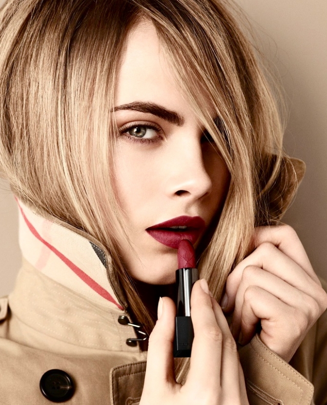 Кара Делевинь в рекламе новой помады Burberry