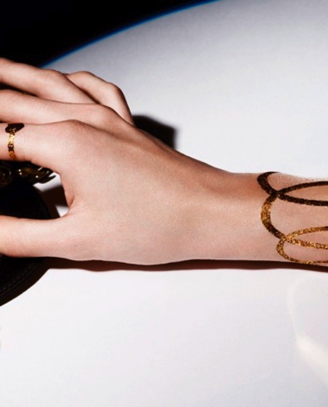 Золотые наклейки Dior к Рождеству 