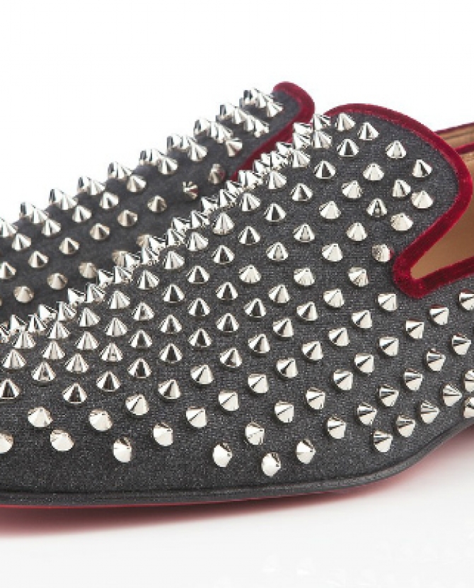 Мужской Christian Louboutin шагает вперед