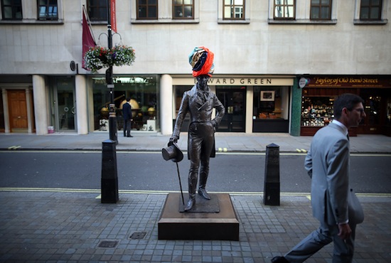 Британские статуи примерили шляпки