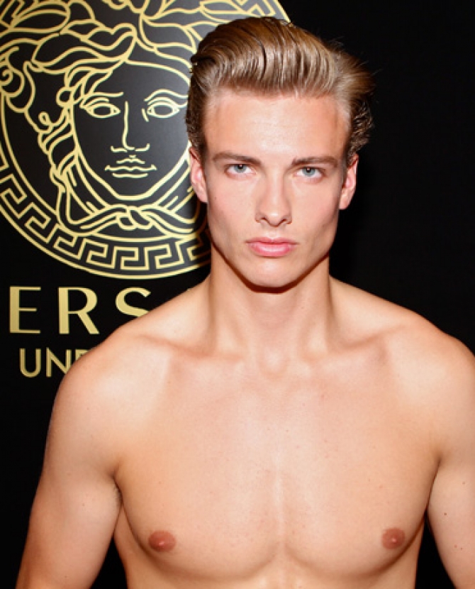 Герман Ларкин за кулисами показа Versace