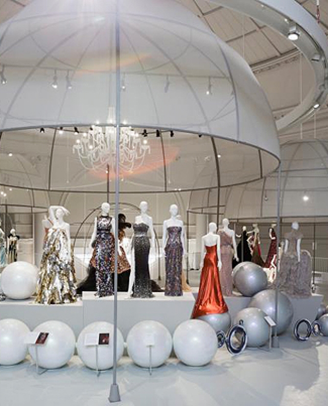 Гости закрытого preview выставки \"Бальные платья\"