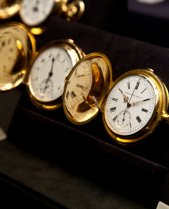40 тыс часов. Часы с евро. Полет Европа часы. Фото магазина большого выбора часов в Европе. Привезти часы из Европы в Россию цена.