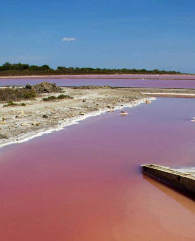 Красное озеро во Франции