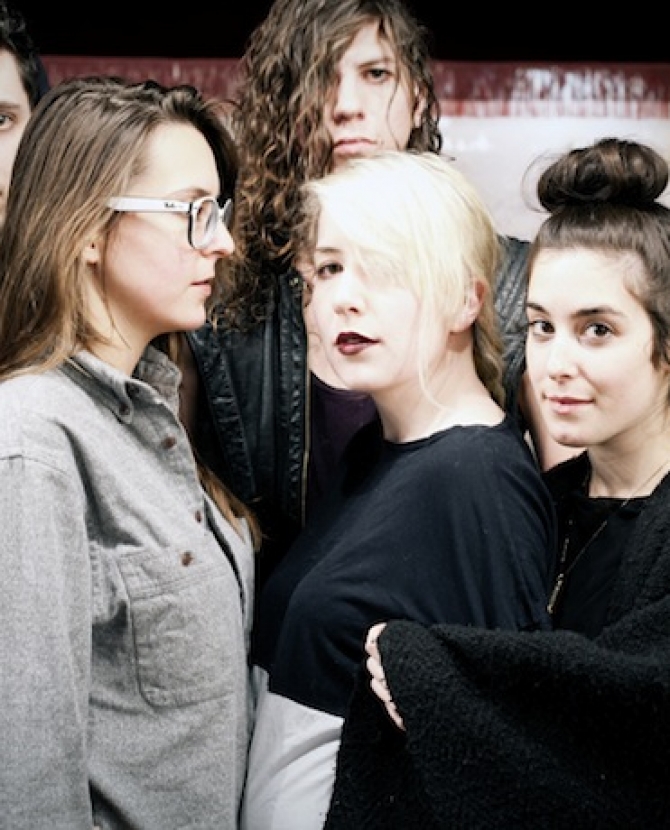 В колонках: Austra