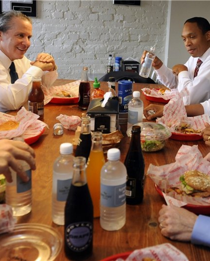 Видео: День рождения Обамы в закусочной