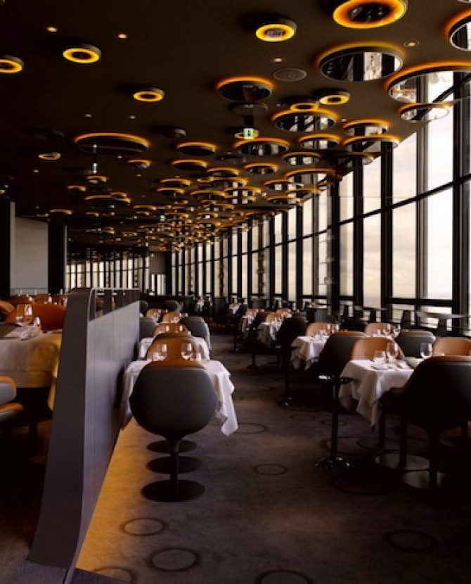 В небе над Парижем