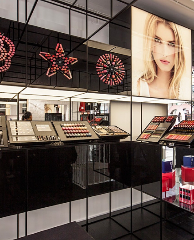 Бьюти-бутик Chanel готовится к праздникам