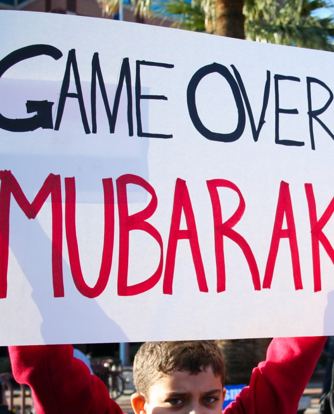 Еле живой Мубарак в зале суда. Видео