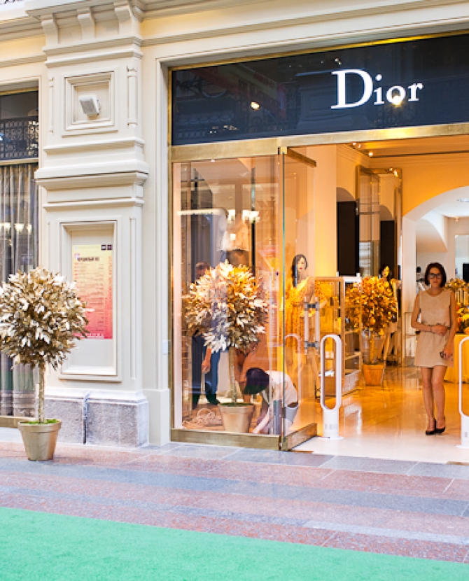 Коктейль в бутике Dior