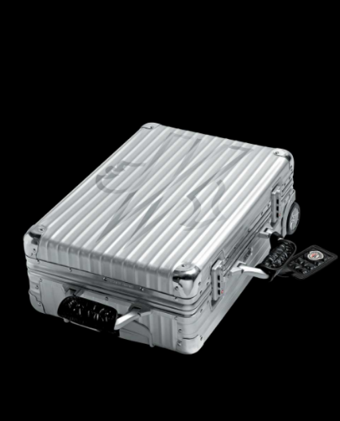 Чемодан от Moncler и Rimowa