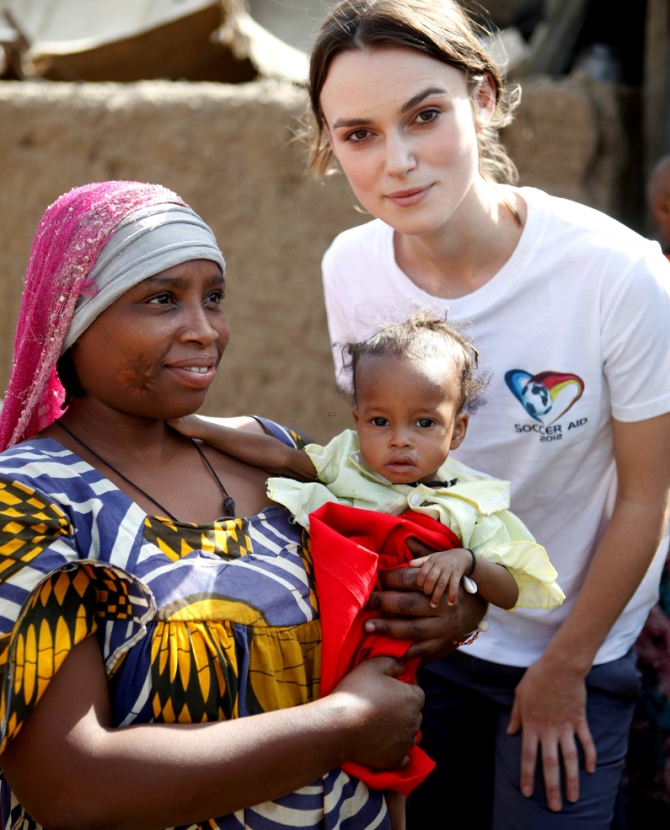 Кира Найтли помогает африканским детям 