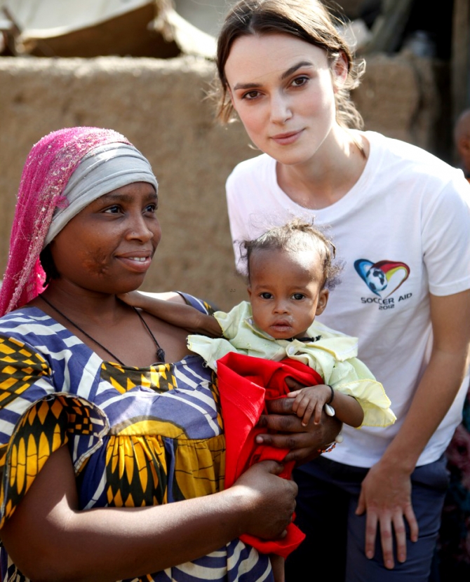 Кира Найтли помогает африканским детям 