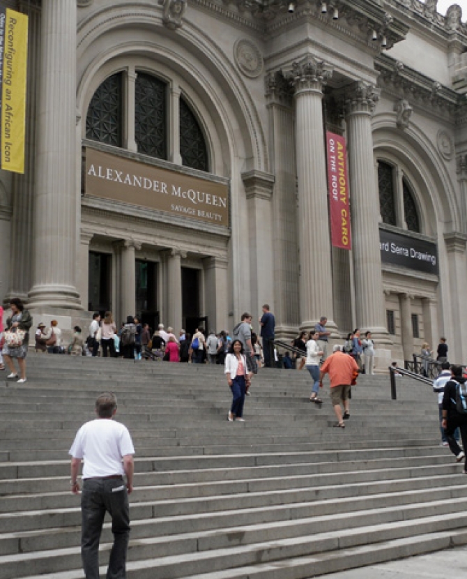 Новая выставка в MET: Прада и Скиапарелли