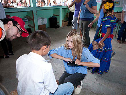 Сестры Олсен дарят обувь детям Гондураса