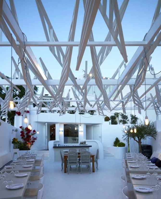 Белоснежный ресторан в Греции