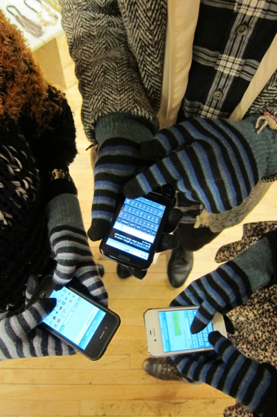 Перчатки Opening Ceremony для iPhone