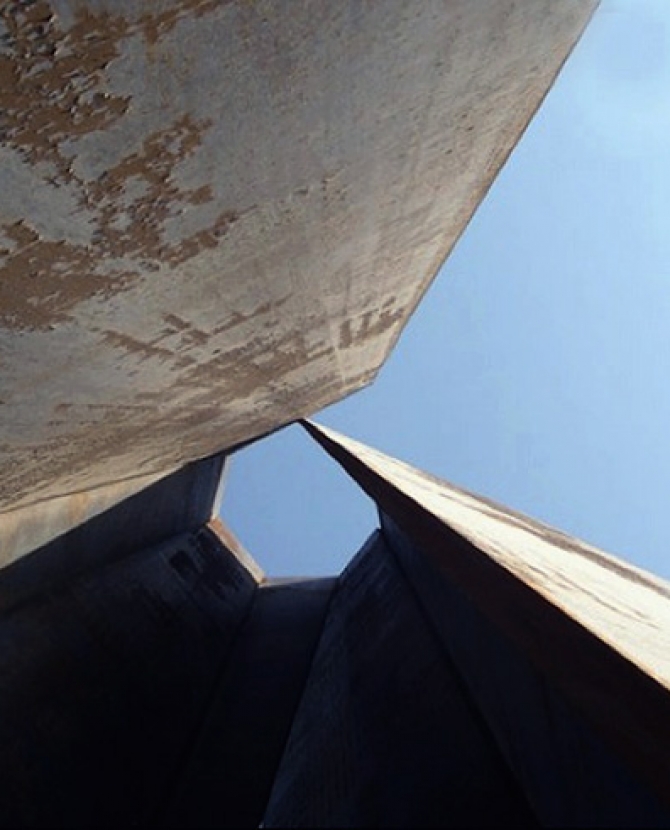 Скульптура \"7\" Ричарда Серра