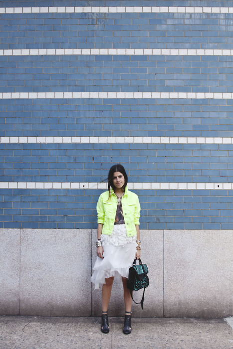 Леандра Медин на витрине Christian Louboutin