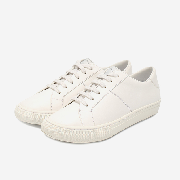 Белые кеды Mark Jacobs. Было - 22 350 рублей. Стало - 11 200 рублей.