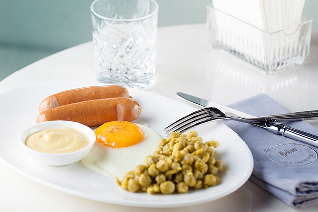 Сосиски, мятый зеленый горошек со сливочным маслом и глазунья (360 р.)